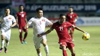 Pemain timnas bermain sangat lepas dikandangnya sendiri. Sejak awal babak pertama Indonesia sudah unggul lebih dulu dengan skor 1-0.