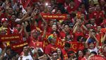 Kebersamaan Suporter Indonesia dan Vietnam