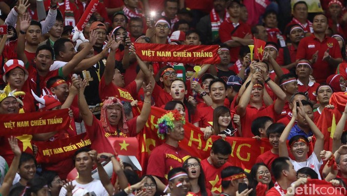 Puluhan ribu suporter Indonesia memadati arena pertandingan bersamaan dengan pendukung tim Vietnam saat berlangsungnya semifinal Piala AFF 2016 di Stadion Pakansari Cibinong.