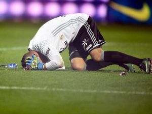 Sebuah Pertandingan di Ligue 1 Prancis Dihentikan Setelah Kiper Kena Petasan Sebuah Pertandingan di Ligue 1 Prancis Dihentikan Setelah Kiper Kena Petasan