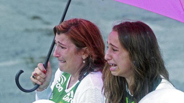 Hujan dan Air Mata Iringi Kedatangan Peti Jenazah Para Pemain Chapecoense