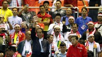 Senyum bangga terbentuk di wajah Jokowi saat mengucapkan selamat kepada figur-figur pengharum nama bangsa itu. Jokowi menilai ini merupakan awal yang baik sebelum melaju ke pertandingan berikutnya.