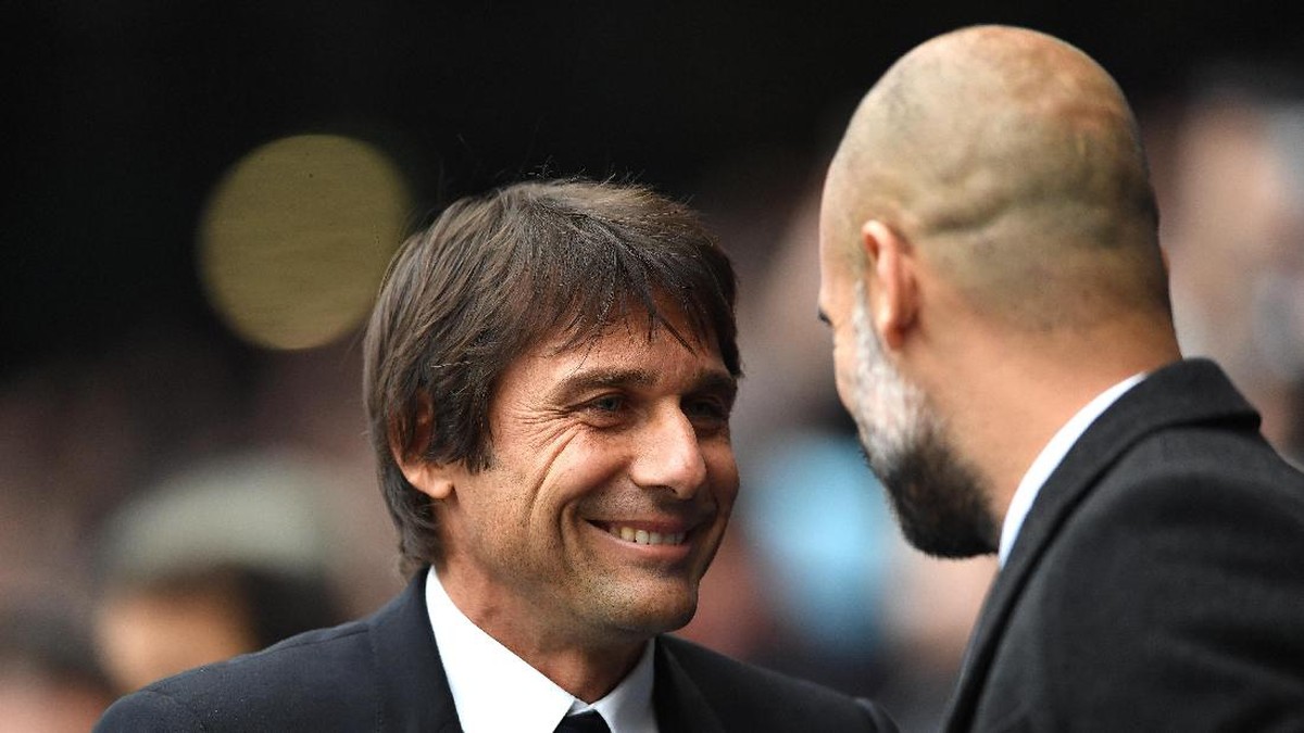 Pep Guardiola menyambut Antonio Conte yang kembali ke Premier League setelah menjadi manajer baru Tottenham.Foto: Getty Images/Laurence Griffiths
