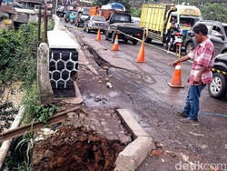 Retakan di Bahu Jembatan Pamuruyan Kian Memanjang