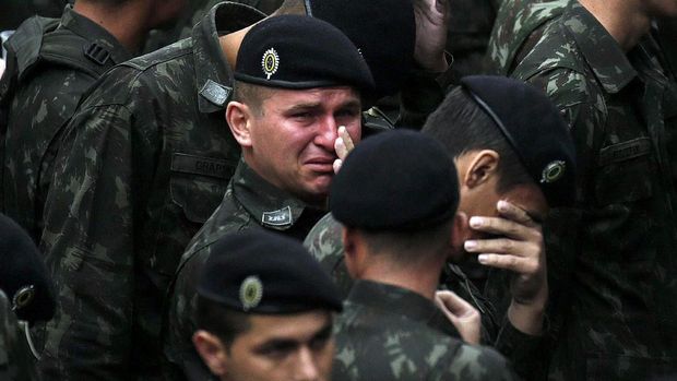 Hujan dan Air Mata Iringi Kedatangan Peti Jenazah Para Pemain Chapecoense