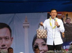Kampanye di Gandaria, Agus Yudhoyono Dapat Tas Cantik dari Bungkus Kopi