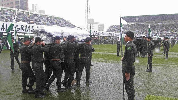 Hujan dan Air Mata Iringi Kedatangan Peti Jenazah Para Pemain Chapecoense