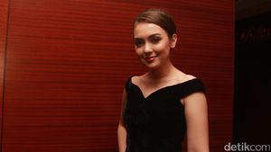 Rianti Cartwright Tampil Mempesona di Premier Bulan Terbelah di Langit Amerika 2