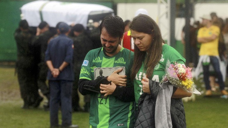 Hujan dan Air Mata Iringi Kedatangan Peti Jenazah Para Pemain Chapecoense Hujan dan Air Mata Iringi Kedatangan Peti Jenazah Para Pemain Chapecoense