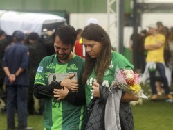 Hujan dan Air Mata Iringi Kedatangan Peti Jenazah Para Pemain Chapecoense