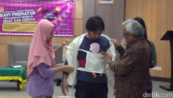 Cara Melakukan Metode Kanguru untuk Menghangatkan Bayi Prematur