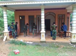 Petugas Gabungan Bantu Kosongkan Rumah Warga yang Tanahnya Retak