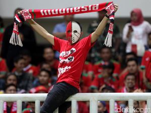 Kebersamaan Suporter Indonesia dan Vietnam