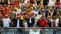 Jokowi tampak didampingi Ketua DPR Setya Novanto, Panglima TNI Gatot Nurmantyo, Seskab Pramono Anung, Kepala Staf Kepresidenan Teten Masduki, dan Ketua Umum PSSI.