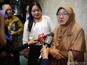 Istri Dukung Sri Bintang yang Dipolisikan Soal Islam Pura-pura Istri Dukung Sri Bintang yang Dipolisikan Soal Islam Pura-pura