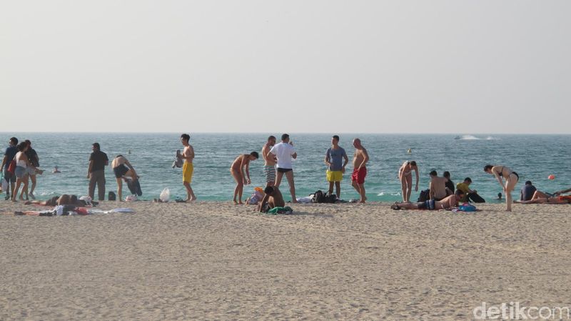 Walaupun sebagai salah satu wilayah Timur Tengah, Dubai tidak terlalu ketat peraturannya untuk wanita. Di Pantai Jumeirah ini turis masih bebas menggenakan bikini dan berjemur (Afif/detikTravel) Walaupun sebagai salah satu wilayah Timur Tengah, Dubai tidak terlalu ketat peraturannya untuk wanita. Di Pantai Jumeirah ini turis masih bebas menggenakan bikini dan berjemur (Afif/detikTravel)