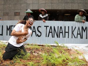 Greenpeace Aksi Tanam Padi di Depan Kedubes Jepang