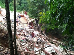 Longsor di Cilograng Lebak, 2 Orang Tewas Tertimpa Bangunan