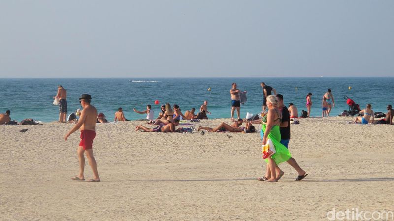 Di Pantai Jumeirah, turis bisa berjemur dan berenang sampai titik yang ditentukan. Terlihat pula, beberapa kapal pesiar berlalu-lalang di lautnya (Afif/detikTravel) Di Pantai Jumeirah, turis bisa berjemur dan berenang sampai titik yang ditentukan. Terlihat pula, beberapa kapal pesiar berlalu-lalang di lautnya (Afif/detikTravel)