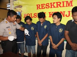 Tiga Anjing Penjaga Hadang Polisi saat Gerebek Pesta Sabu