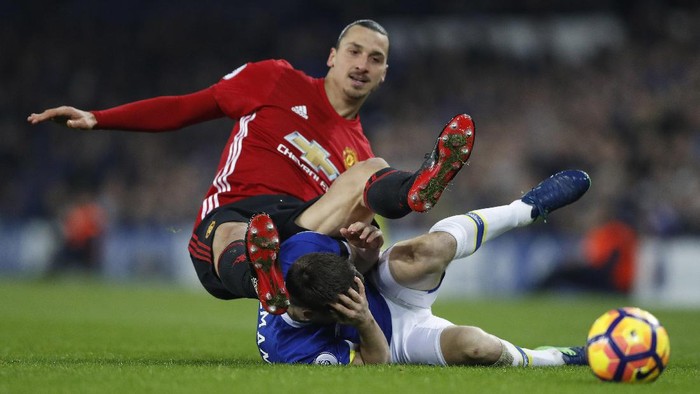 Ibrahimovic Bantah Sengaja Tendang Kepala Coleman