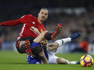 Ibrahimovic Bantah Sengaja Tendang Kepala Coleman