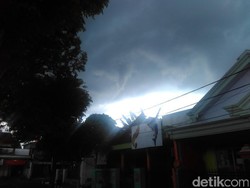 Warga Trenggalek Dikejutkan Pusaran Awan Mirip Puting Beliung