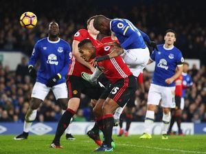 Penalti Baines Batalkan Kemenangan Manchester United