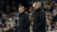 Jose Mourinho dan Ronald Koeman tampak serius mengamati jalannya pertandingan. Andrew Yates/Reuters/detikFoto.