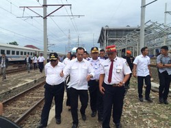Tinjau Jalur Kereta Bandara, Menhub Ungkap Kendala Pembebasan Lahan