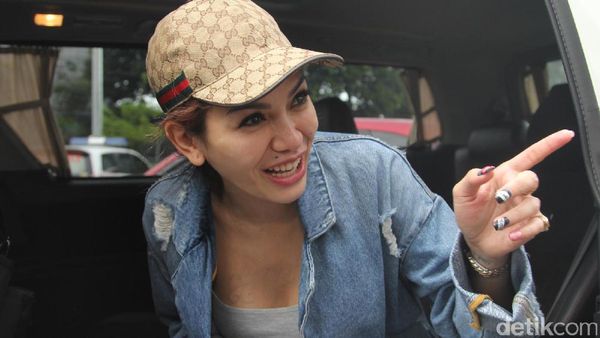 Datangi Kantor Polisi, Nikita Mirzani Berjaket Jeans