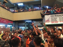 Salam 3 Jari Metal Sandiaga untuk Pedagang Pasar Pramuka