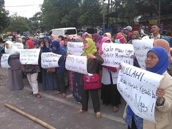 Protes Pencoretan Dana Hibah, Guru Ngaji di Bandung Gelar Aksi 512