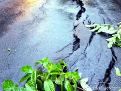 Sejumlah Titik Jalan Aspal di Palabuhanratu Sukabumi Retak