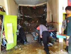 Dua Rumah di Trenggalek Hancur Tertimpa Longsor