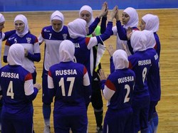 Ketika Para Gadis Rusia Berhijab Saat Main Futsal di Iran