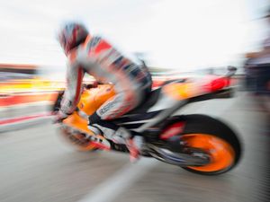 Fernando Alonso Asapi Marc Marquez Saat Berpacu di Atas Motor RC213V