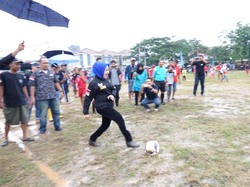 Gaya Mpok Sylvi Bermain Bola Bersama Warga