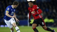 Anthony Martial berusaha melewati Seamus Coleman. Andrew Yates/Reuters/detikFoto.