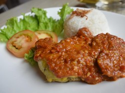 Amypond Cafe: Pedas Juicy, Ayam Penyet yang Dimasak dengan Teknik Confit