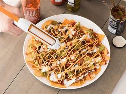 Unik! Pistol Lem Ini Bisa Mengeluarkan Keju Leleh yang Creamy