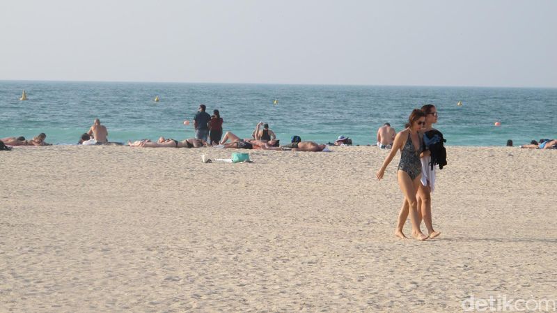 Banyak media internasional menyebut, Arab Saudi ingin mencontoh Dubai. Di Dubai sudah ada pantai yang wanitanya bebas berbikini. Pantai Jumeirah namanya (Afif/detikTravel) Banyak media internasional menyebut, Arab Saudi ingin mencontoh Dubai. Di Dubai sudah ada pantai yang wanitanya bebas berbikini. Pantai Jumeirah namanya (Afif/detikTravel)