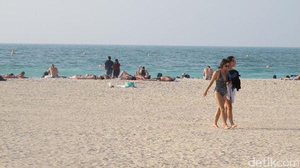 Foto: Boleh Berbikini di Pantai Timur Tengah Ini
