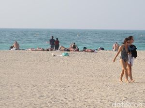 Foto: Boleh Berbikini di Pantai Timur Tengah Ini