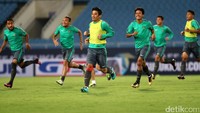 Para pemain melakukan sprint.
