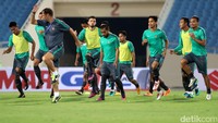 Latihan dipandu oleh pelatih fisik.