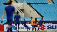 Latihan ringan dilakukan jelang laga hidup mati dengan Indonesia pada besok hari.