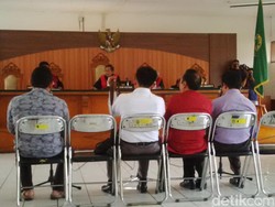 Empat Anggota DPRD Cirebon Tampil Santai Saat Sidang Kasus Judi