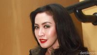 Pesona Istri Rommy Rafael dalam Busana Serba Hitam