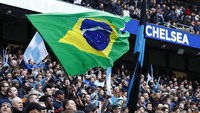 Bendera Brasil berkibar di Etihad Stadium saat Manchester City berhadapan dengan Chelsea. Banyak fans yang membawa bendera atau atribut lain sebagai bentuk rasa duka cita. (Foto: Reuters / Jason Cairnduff Livepic)